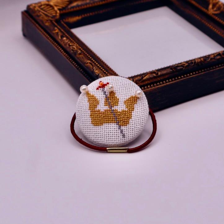 王冠と剣　くるみボタンのヘアゴム　クロスステッチ刺繍 | 2枚目